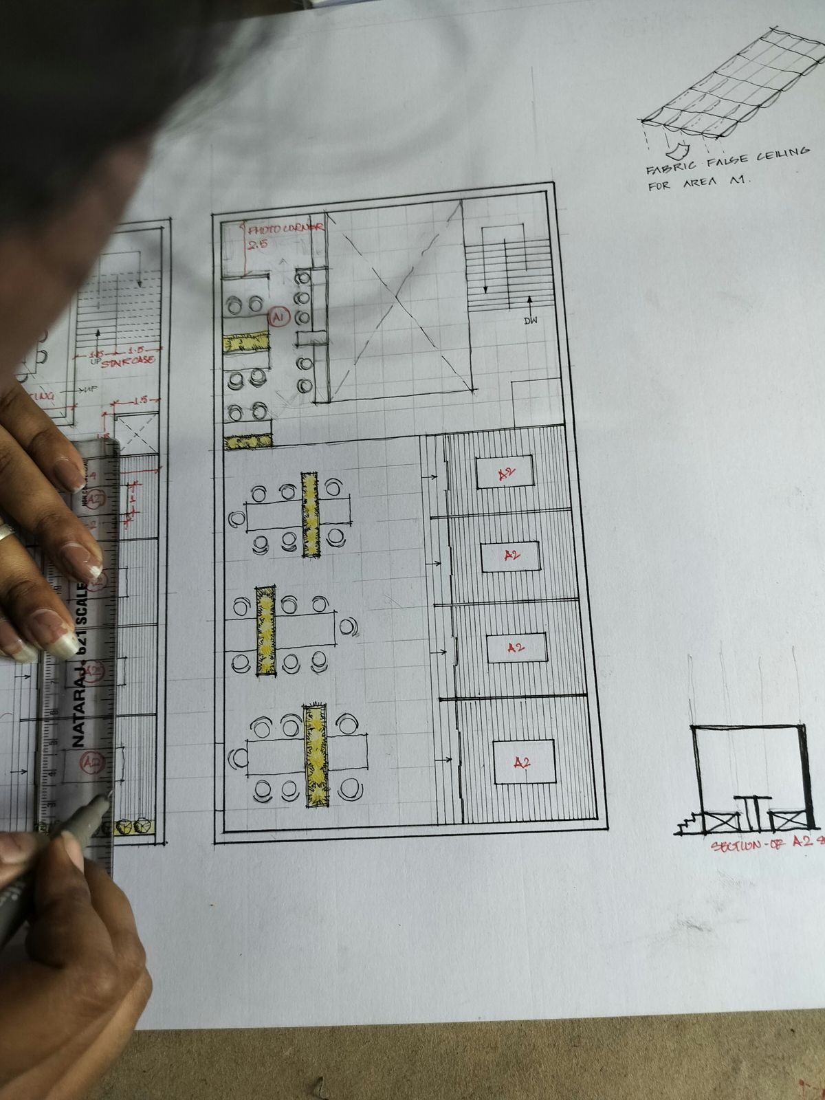 Planta baixa desenhada à mão sobre prancheta