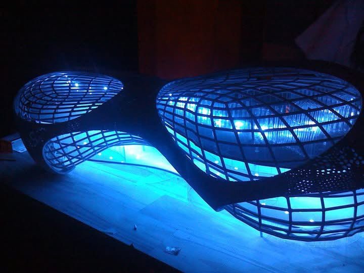 Maquete iluminada de trabalho autoral de Daniel Vinhoza, com estrutura em malha curva